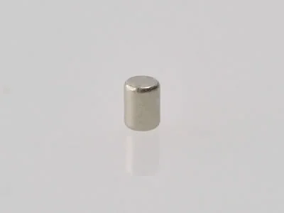 ネオジム磁石(N45H)、円柱型、Φ1.5x2(mm)、高さ方向
