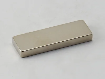 ネオジム磁石(N40)、角型、45x15x5(mm)、5mm方向