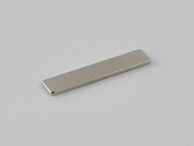 ネオジム磁石(N40)、角型、5x1x25(mm)、25mm方向