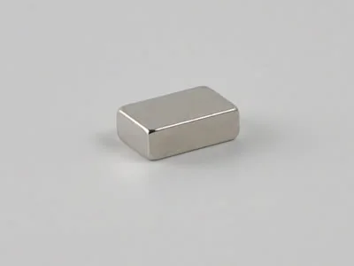 ネオジム磁石(N33UH)、角型、5x2.6x8(mm)、8mm方向