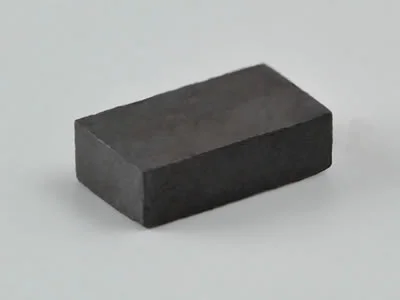 フェライト磁石、角型、6.8x3.8x2(mm)、2mm方向