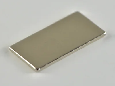 ネオジム磁石(N40)、角型、20x10x1(mm)、1mm方向