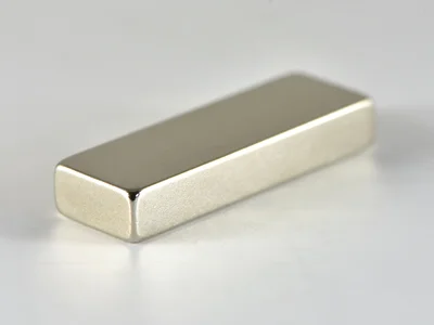 ネオジム磁石(N40)、角型、30x5x10(mm)、10mm方向