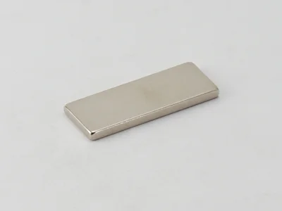 ネオジム磁石(N40)、角型、40x15x3(mm)、3mm方向