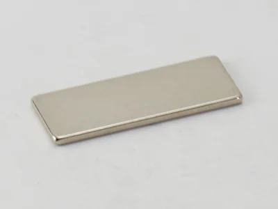 ネオジム磁石(N40)、角型、40x15x2(mm)、2mm方向