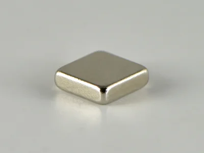 ネオジム磁石(N40)、角型、5x5x1.5(mm)、1.5mm方向