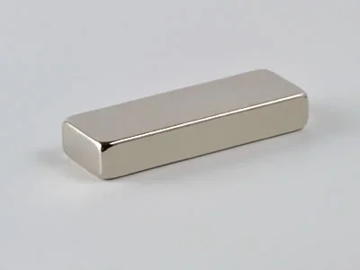 ネオジム磁石(N40)、角型、10x5x30(mm)、30mm方向