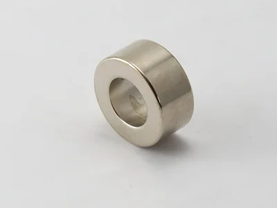 ネオジム磁石(N40)、リング型、Φ27.8xΦ15x15(mm)、高さ方向