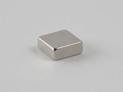 ネオジム磁石(N40)、角型、8x8x3(mm)、3mm方向