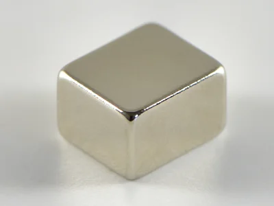 ネオジム磁石(N40)、角型、6.4x5.5x4(mm)、4mm方向