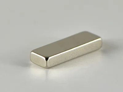 ネオジム磁石(N52)、角型、12x2x4(mm)、4mm方向