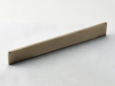 ネオジム磁石(N40)、角型、138x3x20(mm)、20mm方向