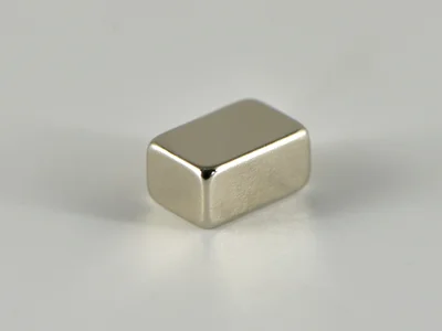 ネオジム磁石(N40)、角型、6x4x3(mm)、3mm方向