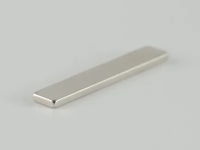 ネオジム磁石(N48)、角型、20x3.5x1(mm)、1mm方向