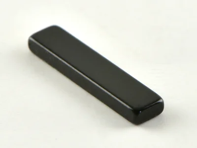 ネオジム磁石(N40)、角型、18x4x2(mm)、黒樹脂、2mm方向