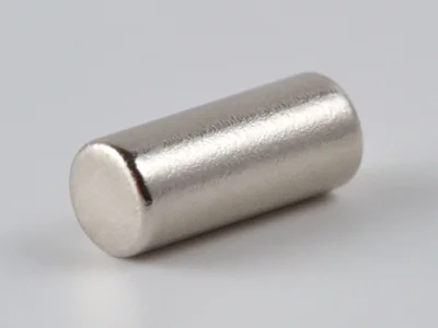 ネオジム磁石(N45)、円柱型、Φ2.5x6(mm)、高さ方向