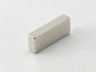 ネオジム磁石(N40)、角型、25x5x10(mm)、10mm方向