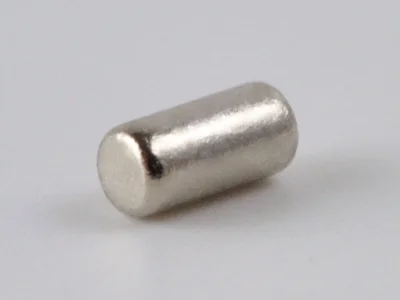 ネオジム磁石(N40)、円柱型、Φ1x2(mm)、高さ方向