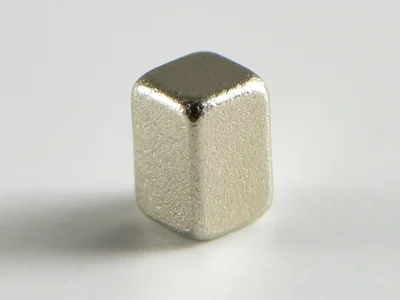 サマコバ磁石(SS28)、角型、2x2x3(mm)、Niメッキ、3mm方向