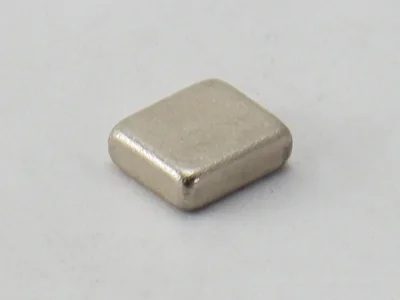 サマコバ磁石(SS32)、角型、6x5x2(mm)、Niメッキ、2mm方向