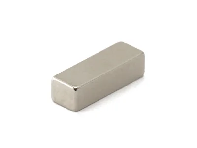 ネオジム磁石(N40)、角型、15x5x4(mm)、4mm方向