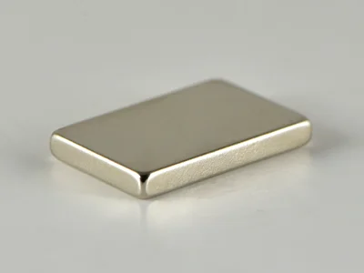 ネオジム磁石(N48H)、角型、10x2x15(mm)、15mm方向
