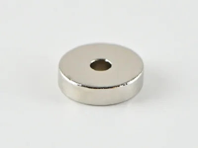 ネオジム磁石(N52)、リング型、Φ4xΦ1x1(mm)、高さ方向