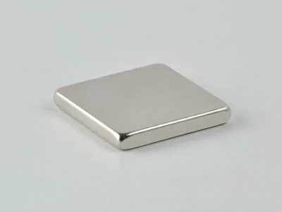 ネオジム磁石(N40)、角型、14.5x14.5x2.1(mm)、2.1mm方向