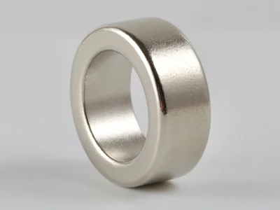 ネオジム磁石(N40)、リング型、Φ16xΦ10.8x6(mm)、径方向