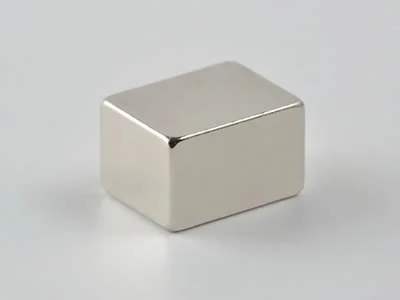 ネオジム磁石(N52)、角型、8x5x6(mm)、6mm方向