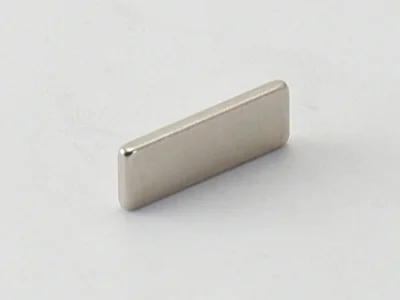 ネオジム磁石(N40)、角型、11x1x4.2(mm)、4.2mm方向