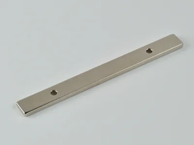 ネオジム磁石(N40)、角型皿穴付、100x10x3(2-M3)(mm)、3mm方向