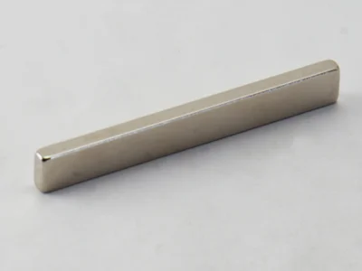 ネオジム磁石(N40)、角型、52.5x3x7(mm)、7mm方向