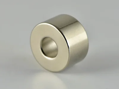 ネオジム磁石(N40)、リング型、Φ15xΦ6x9(mm)、径方向