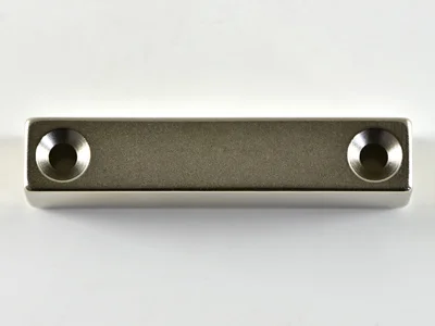 ネオジム磁石(N40)、角型皿穴付、50x10x10(mm)(2-M3)、10mm方向