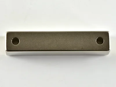 ネオジム磁石(N40)、角型皿穴付、50x10x10(mm)(2-M3)、10mm方向