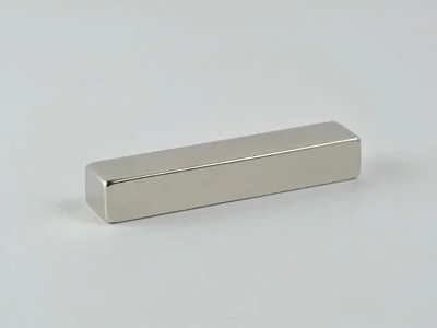 ネオジム磁石(N35SH)、角型、10x8x50(mm)、50mm方向
