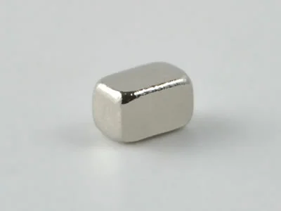 ネオジム磁石(N48H)、角型、1x1x1.6(mm)、1.6mm方向