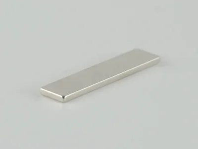 ネオジム磁石(N48)、角型、20x4.5x1(mm)、1mm方向