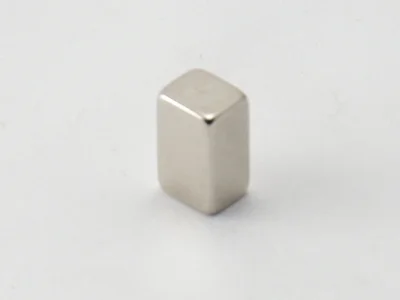 ネオジム磁石(N52)、角型、6x5x10(mm)、10mm方向