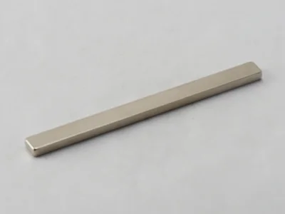 ネオジム磁石(N35H)、角型、100x8x4(mm)、4mm方向