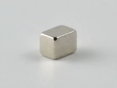 ネオジム磁石(N42)、角型、3x2x2.2(mm)、2.2mm方向