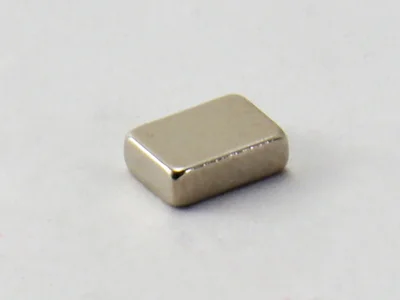 ネオジム磁石(N40)、角型、6x4.2x2(mm)、2mm方向