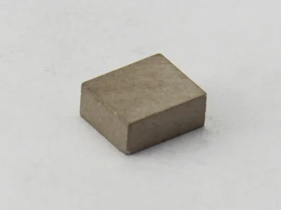 サマコバ磁石(SS28)、角型、9.5x8x4(mm)、4mm方向