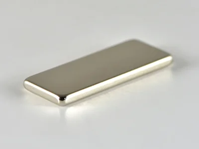 ネオジム磁石(N35H)、角型、25x10x2(mm)、2mm方向