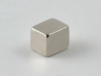 ネオジム磁石(N40)、角型、2x2x2.5(mm)、2.5mm方向