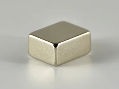 ネオジム磁石(N42)、角型、10x8x5(mm)、5mm方向