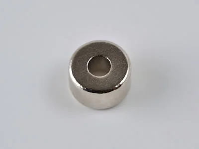ネオジム磁石(N40)、円柱型皿穴付、Φ5x3(M1.4)(mm)、高さ方向