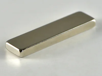 ネオジム磁石(N40SH)、角型、30x8x3(mm)、3mm方向
