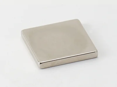 ネオジム磁石(N40)、角型、30x30x4(mm)、4mm方向